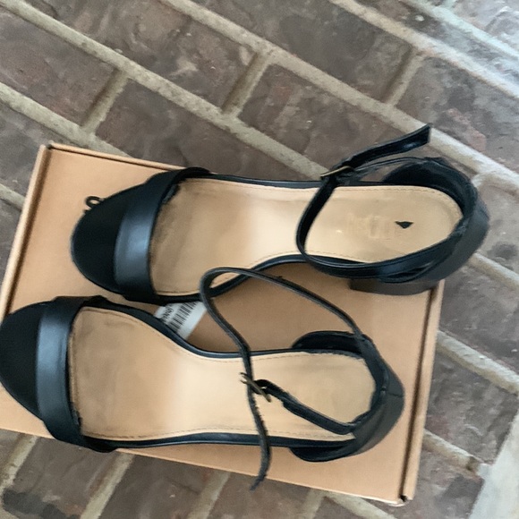 Amazon Essentials Women’s Heeled Sandal. Black. Size 7 - Picture 5 of 8